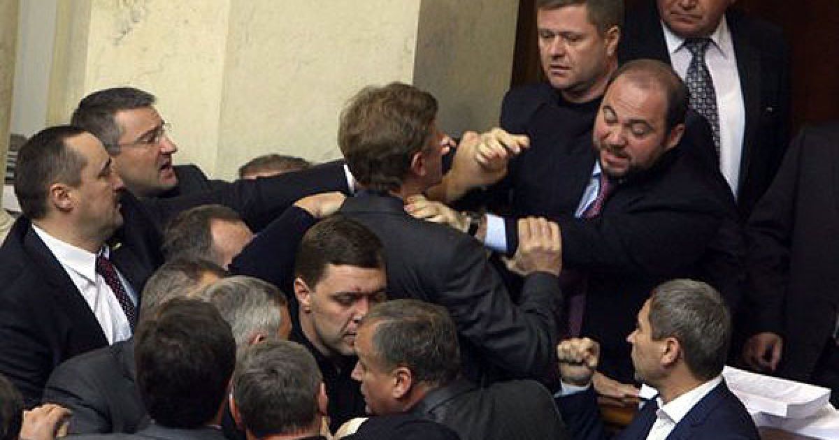 Під час штовханини у сесійній залі парламенту міністр фінансів Федір Ярошенко завдав тілесних ушкоджень бютівцю Олександру Дубовому / © УНІАН