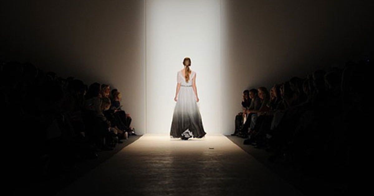 США, Нью-Йорк. Модель демонструє одяг від Lela Rose на тижні моди Mercedes Benz Fashion Week у Нью-Йорку. / © AFP