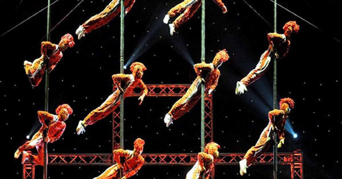 Австралія, Мельбурн. Акробати з цирку "Le Grand Cirque" виступають під час прес-показу нового шоу у Мельбурні. Цей цирк гастролює багатьма країнами світу, в яких вони шукають нові таланти: Росією, Китаєм, країнами Південної Америки, Африки, Європи і Зовнішньої Монголії. / © AFP