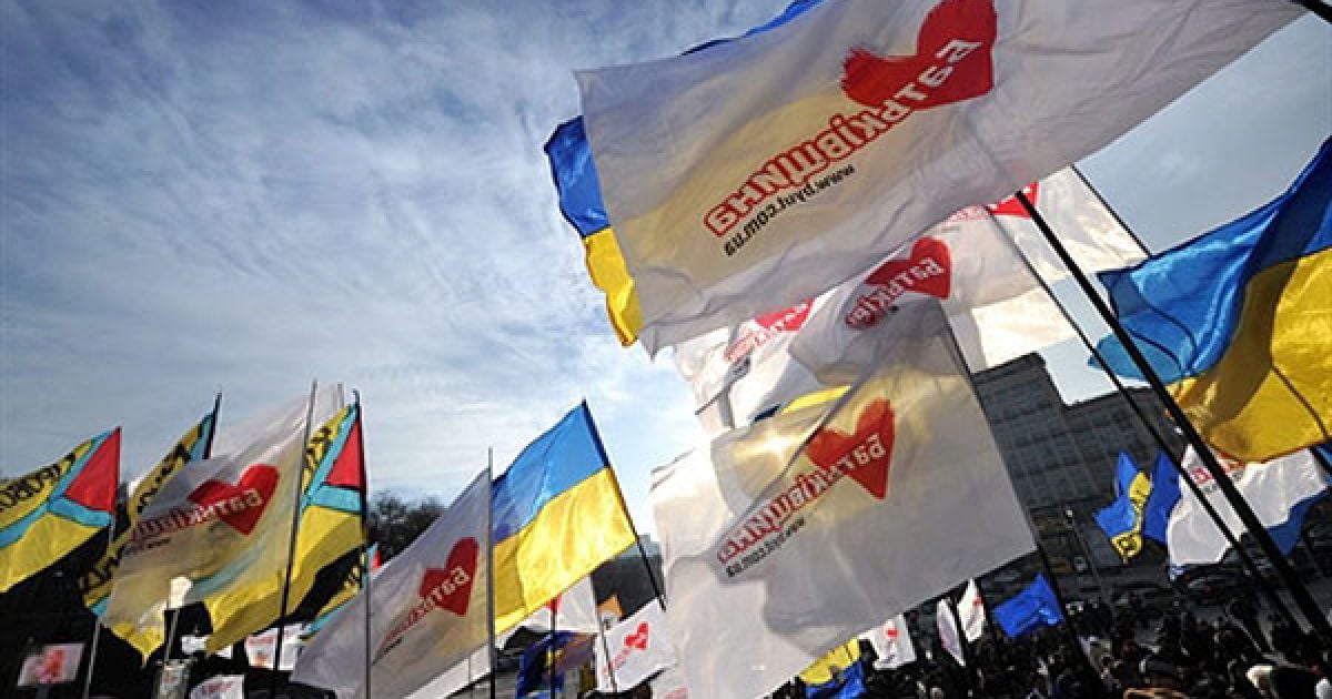 У центрі Києва декілька сотень мітингуючих зібралися на Європейській площі біля будівлі Українського будинку. / © AFP