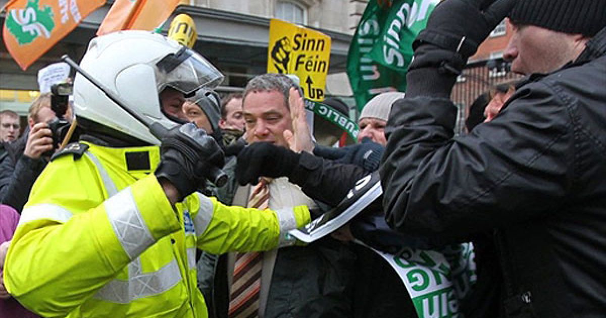 Ірландія, Дублін. Ірландський поліцейський стримує протестуючих, які намагаються пробитися крізь кордон, виставлений перед офісом ірландського прем'єр-міністра у Дубліні. / © AFP