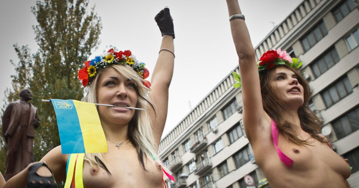 Активістки жіночого руху FEMEN влаштували біля пам&rsquo;ятника Леніну в центрі Києва топлес-акцію "Україна - не Аліна" проти візиту до України прем'єр-міністра Росії Володимира Путіна. / © femen.livejournal.com