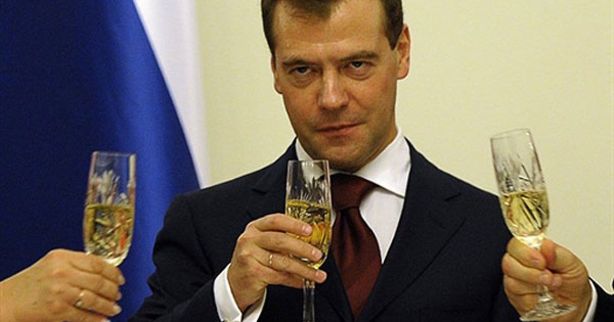 Польща, Варшава. Президент Росії Дмитро Мєдвєдєв піднімає тост під час офіційного обіду з президентом Польщі Броніславом Комаровським у президентському палаці у Варшаві. Дмитро Мєдвєдєв відвідав Польщу з першим державним візитом за останні дев&#039;ять років. / © AFP
