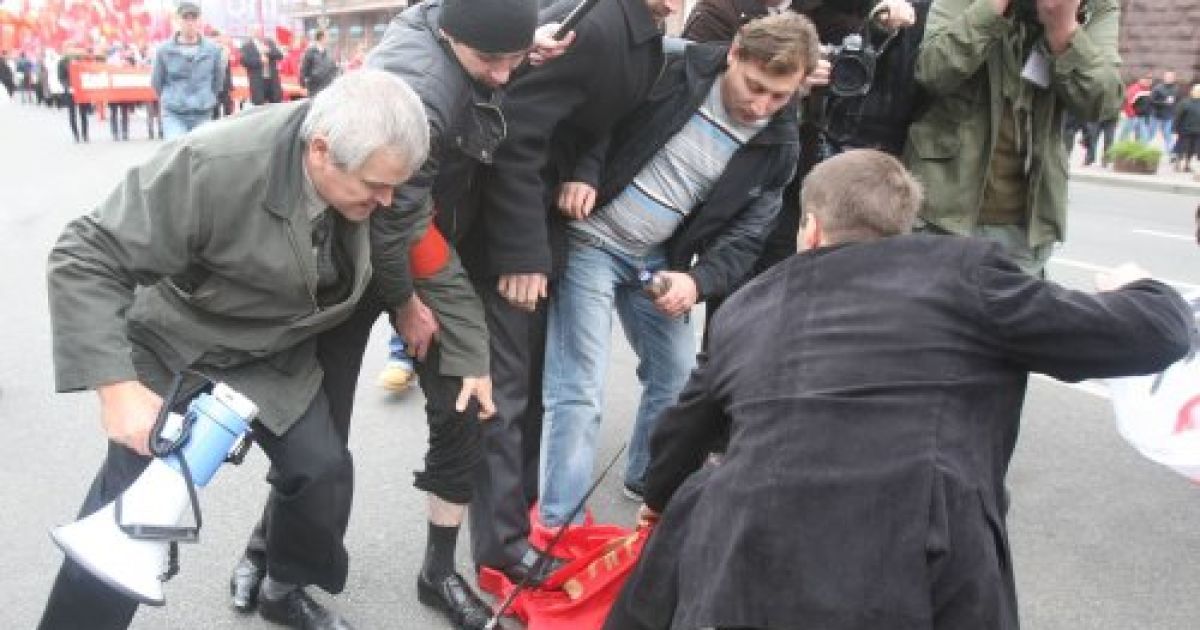 Біля пам'ятника Володимиру Леніну виникла бійка між комуністами і представниками Комітету помаранчевої революції. / © УНІАН