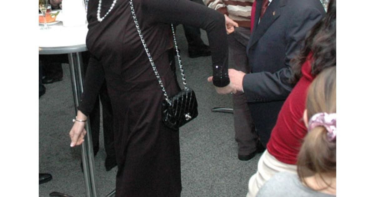 Анатолія Кінаха дружина Марина вела до зали за руку.