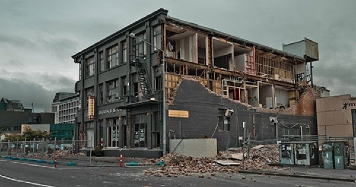 З перебоями подається електрика, в багатьох районах не працює телефонний і стільниковий зв'язок. / © AFP