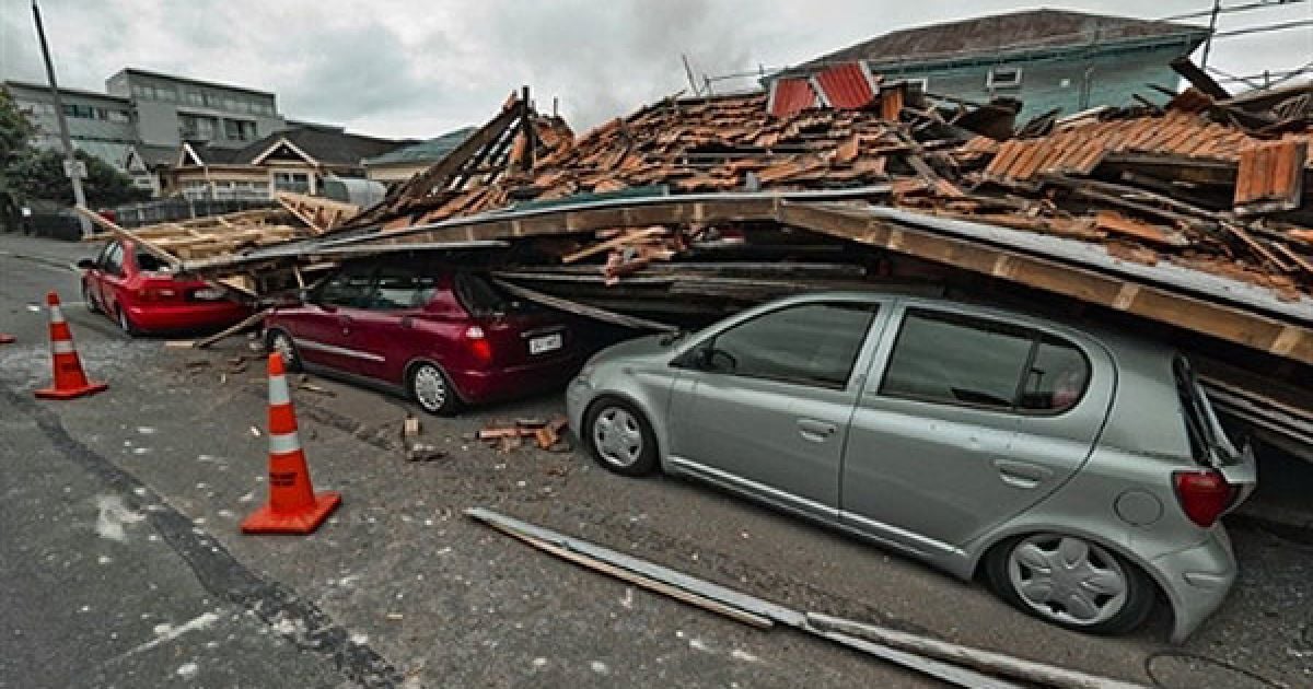 Під уламками зруйнованих стихією будинків опинилися також два автобуси з пасажирами. / © AFP