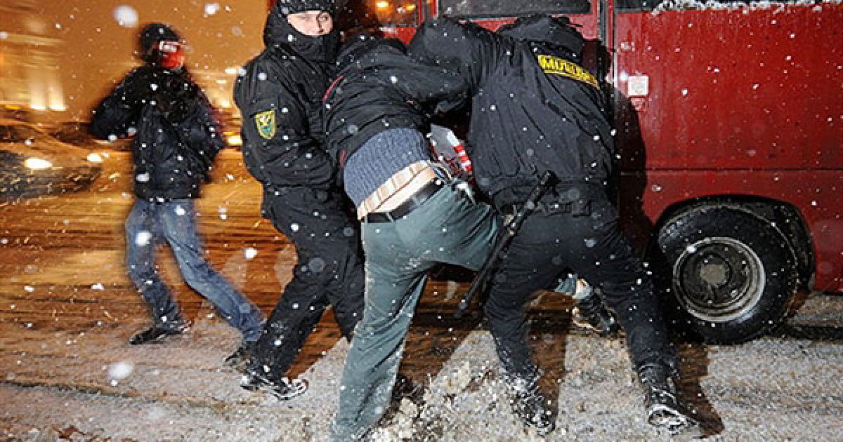 Білорусь, Мінськ. Міліціонери затримують активіста молодіжної організації Білорусі "Млади фронт" під час мітингу перед будівлею уряду у Мінську. У Білорусі затримали більше 600 демонстрантів, у тому числі п&rsquo;ятьох екс-кандидатів у президенти від опозиції, після того, як спецназ розігнав масовий мітинг у центрі Мінська. / © AFP
