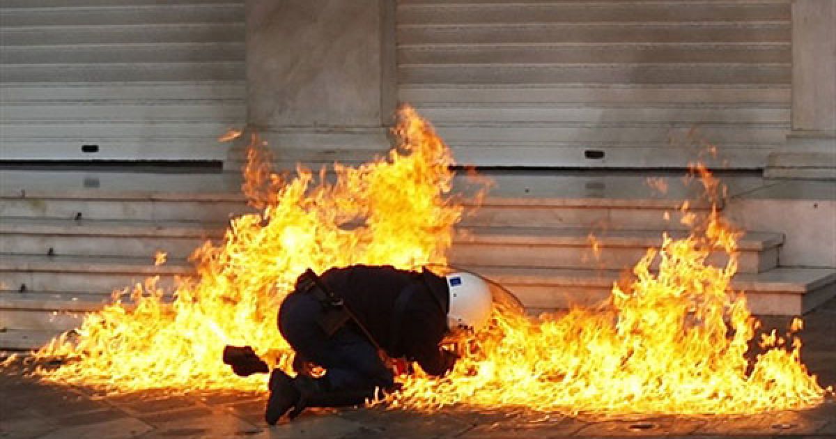 Греція, Афіни. Поліцейського зі спецпідрозділу закидали пляшками із запальною сумішшю під час акції протесту в Афінах. Поліція застосувала сльозогінний газ проти демонстрантів, які закидали поліцейських камінням. В акціях протесту проти жорсткої урядової політики економії в Афінах взяли участь близько 15 тисяч людей.