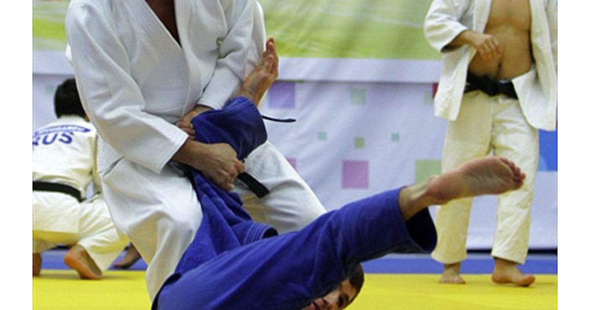 Спочатку Володимир Путін вийшов на килим із членами збірної Росії з дзюдо / © AFP