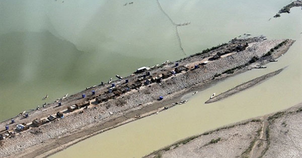 Пакистан. Намети людей, переміщених всередині країни у результаті повені, оточені водою у південній частині міста Севан. Через катастрофічні руйнівні мусонні дощі, які прокотилася країною у 2010 році, постраждали близько 20 мільйонів людей, знищено 1700 тисяч будинків. / © AFP