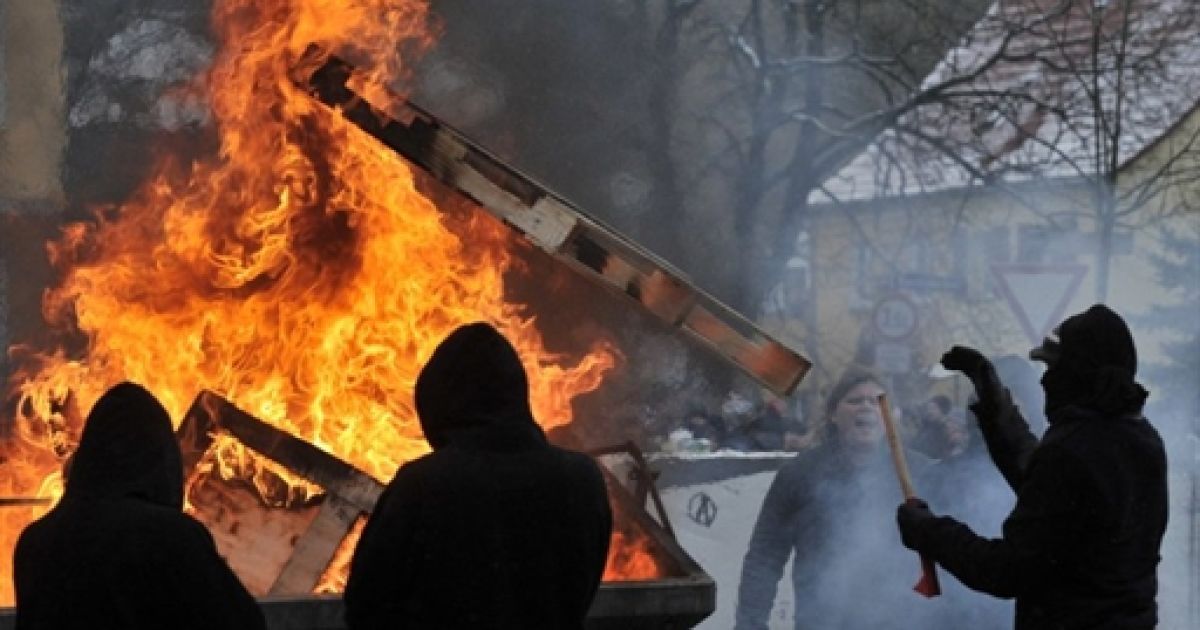 Масовою бійкою завершилася спроба проведення неонацистського маршу в Дрездені, на який зібралися близько 4 тисяч неонацистів. / © AFP