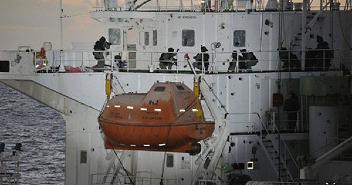 Аравійське море. Члени штурмової бригади проводять операцію зі звільнення корабля, захопленого сомалійськими піратами в Індійському океані. Всі члени екіпажу були врятовані, під час операції було вбито вісім піратів, ще п&rsquo;ятеро були захоплені в полон. / © AFP
