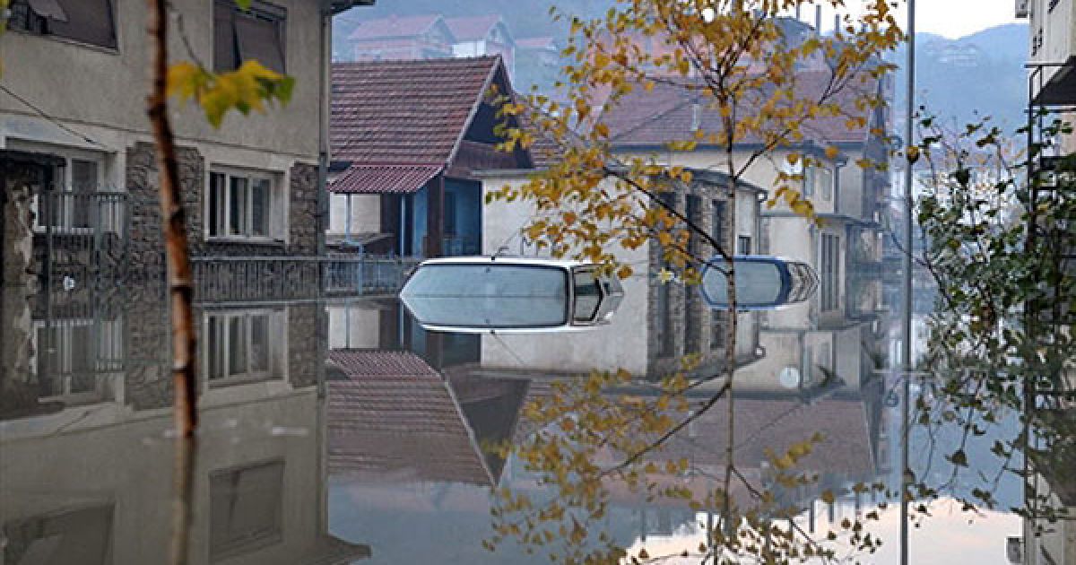 Боснія і Герцеговина, Зворнік. Автомобілі, вкриті водою на затопленій вулиці у східному боснійському місті Зворніка. Після кількох днів постійного дощу, річки Дріна на сході країни і Неретва на півдні країни досягли критичного рівня. Почалося затоплення населених пунктів і декількох міст, розташованих на берегах цих річок. / © AFP