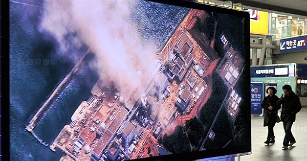 У ніч на середу в результаті серії вибухів і пожеж на реакторах станції, радіаційний фон поблизу "Фукусіма-1" досяг значення 10 мілізіверт на годину / © AFP