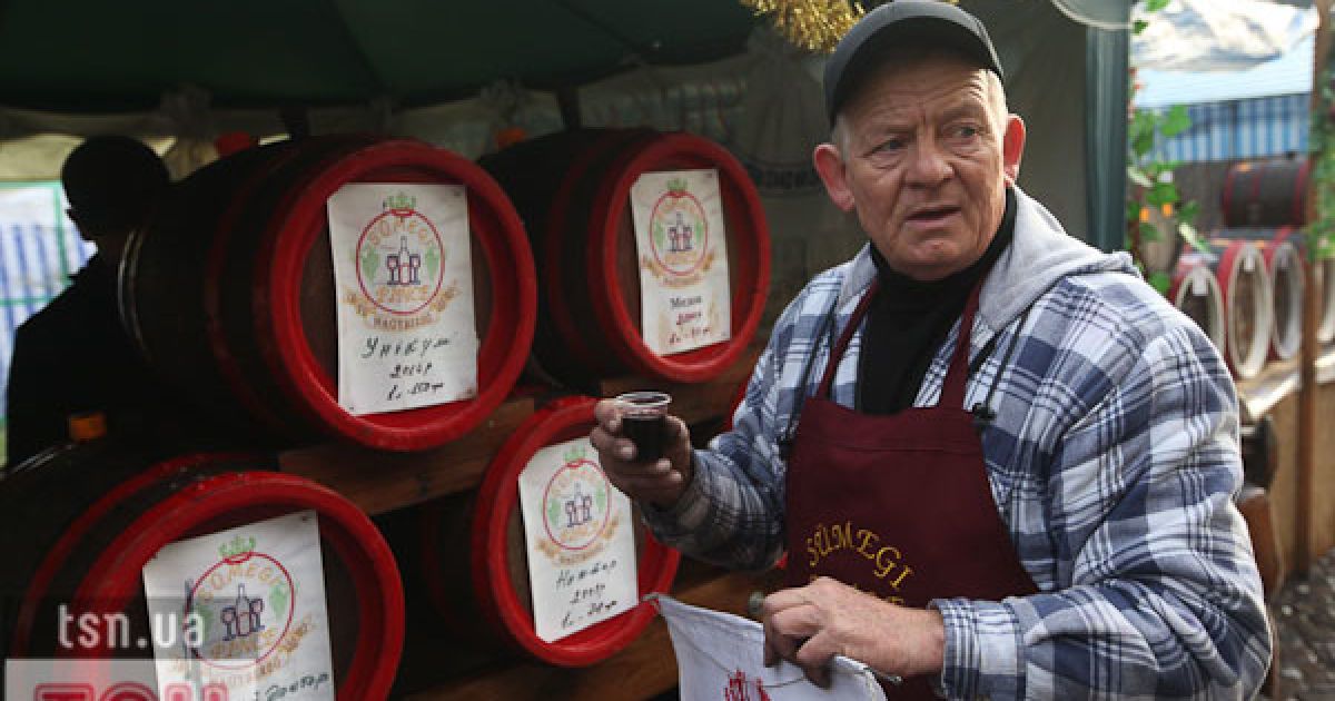 В місті Мукачево на Закарпатті провели фестиваль вина "Червоне вино 2011", в якому взяли участь більше 150 виноробів.