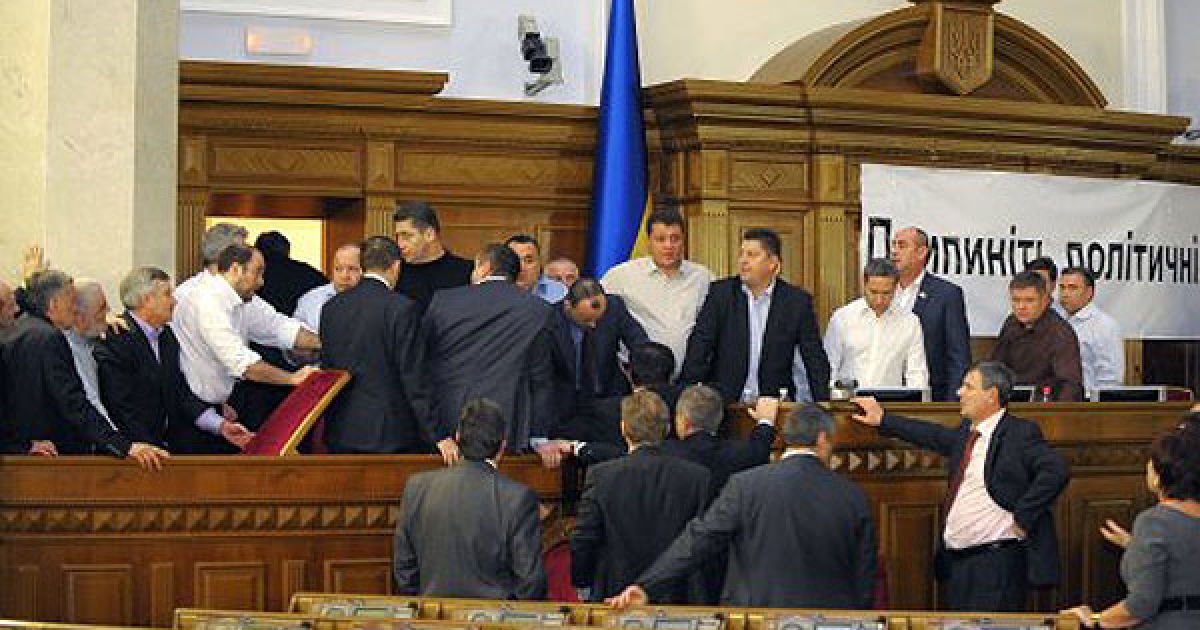 Вхід у президію з боку кабінету спікера було заблоковано стільцем. / © УНІАН