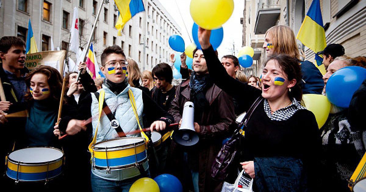 Висловлюючи протест проти Закону України "Про мови" № 1015-3, присутні скандували "Займіться ділом, а не язиком!".