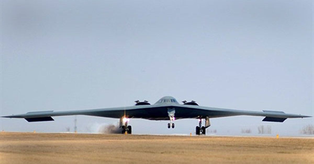 США. Один з трьох бомбардувальників B-2 Spirit повертається на базу ВПС Вайтман у штаті Міссурі після виконання своєї місії у військовій операції "Одіссея. Світанок" в Лівії. Фото AFP/US AIR FORCE PHOTO / © AFP