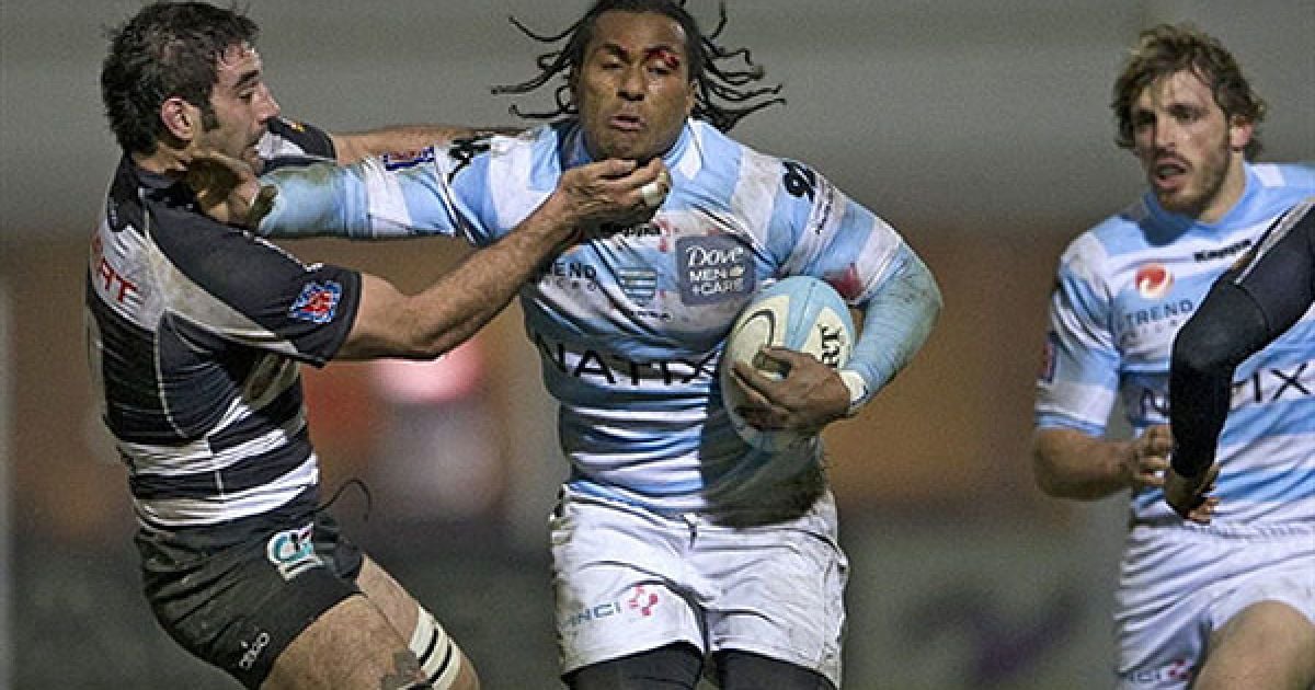 Франція, Коломб. Центровий "Racing Metro" Альберт Вулівулі намагається випередити гравця "Brive" Симона Азулаї під час матчу з регбі на стадіоні Ів дю Ману у передмісті Парижа. / © AFP