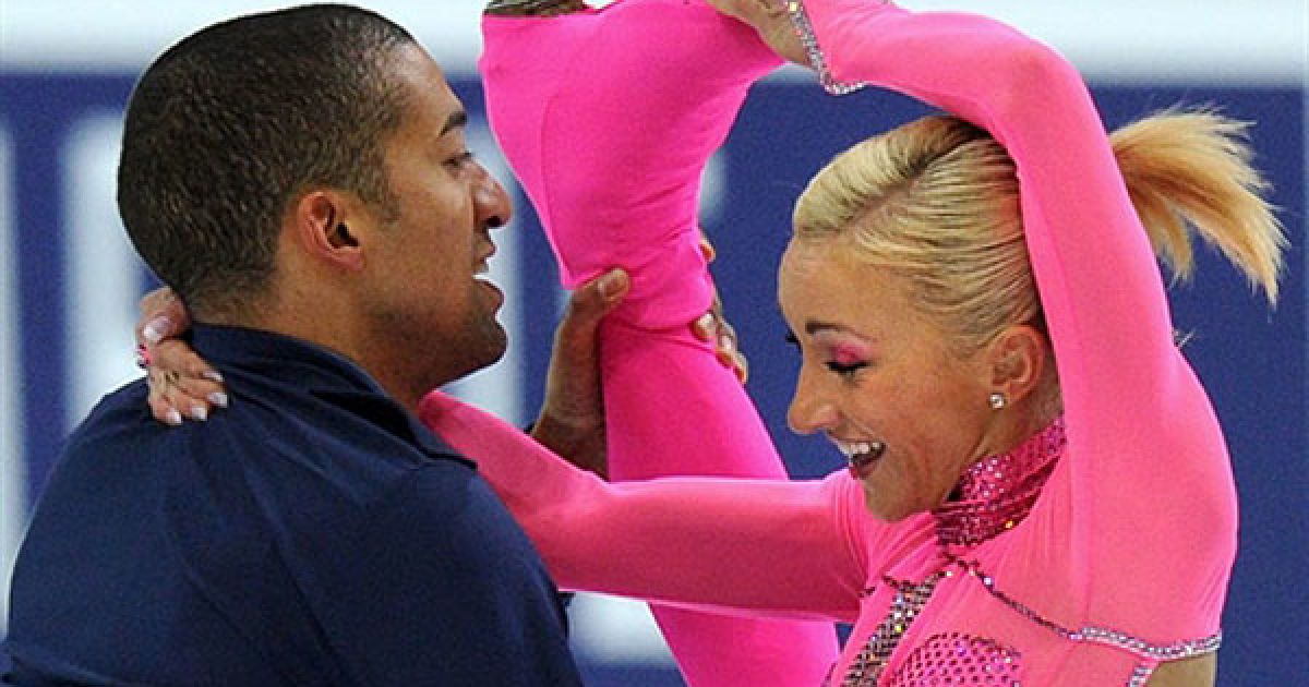 Швейцарія, Берн. Німецькі фігуристи Альона Савченко і Робін Шолкови виконують вільну програму на Чемпіонаті Європи з фігурного катання. Вони завоювали золоті медалі. / © AFP