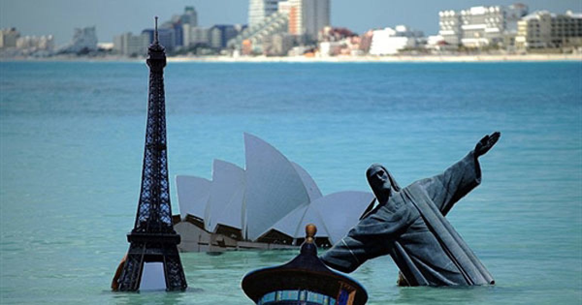 Мексика, Канкун. Активісти руху "Грінпіс" влаштували символічну виставу "Ікони, що тонуть", під час якої вони втопили макети всесвітньо відомих будівель у морі. В Канкуні (Мексика) триває рамкова конвенція ООН з питань зміни клімату.