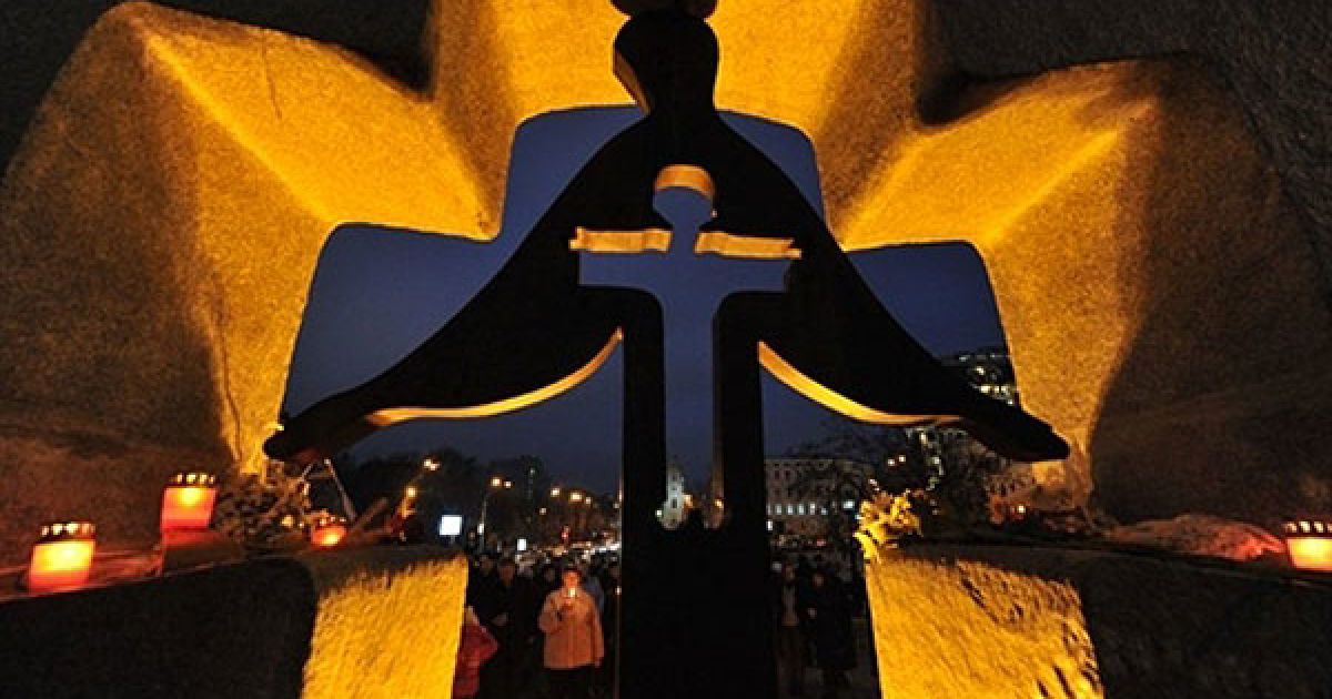 Україна, Київ. Люди ставлять свічки в пам'ять про жертв Голодомору під
час меморіальної церемонії біля пам'ятника жертвам Голодомору у Києві.
Під час Голодомору 1932-33 рр. від голоду в Україні загинули від 4 до
10 мільйонів людей. / © AFP