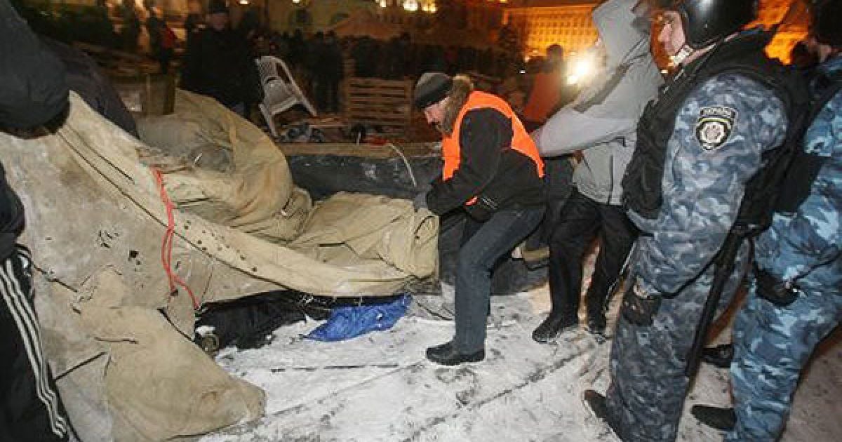 У ніч з четверга на п&#039;ятницю із застосуванням спецпідрозділів МВС на Майдані Незалежності в Києві було розібрано наметове містечко підприємців, які протестували проти Податкового кодексу. / © УНІАН