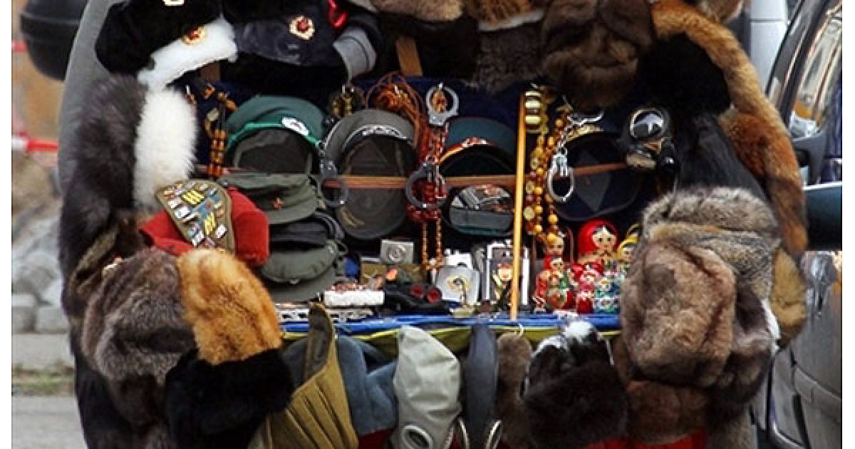 Німеччина, Берлін. Вуличний торговець продає радянські та східно-німецькі військові товари на вулиці у Берліні. / © AFP