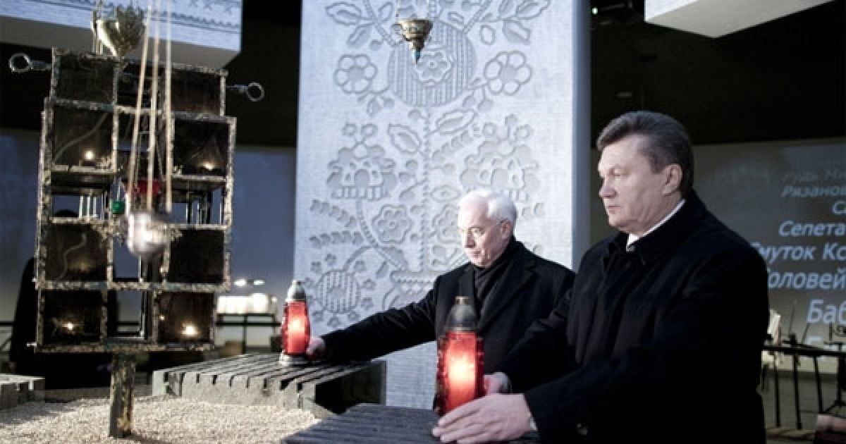 Віктор Янукович і Микола Азаров відвідали Залу пам&rsquo;яті Національного музею "Меморіал пам&rsquo;яті жертв голодоморів в Україні", де запалили свічки пам&rsquo;яті / © President.gov.ua