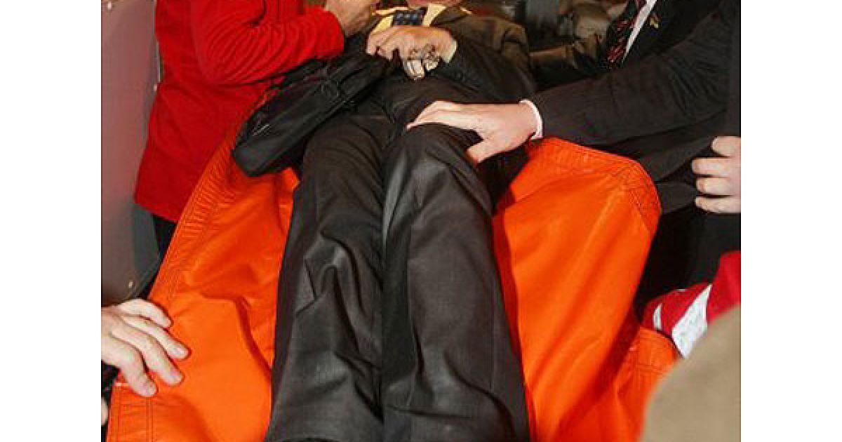 Депутата з фракції &ldquo;БЮТ-Батьківщина&rdquo; Юрія Гнаткевича забрала "швидка" після бійки з депутатами від Партії регіонів. 
Юрія Гнаткевича медики на ношах винесли із зали. / © УНІАН