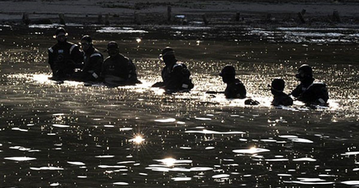 Республіка Корея, Сеул. Південнокорейські поліцейські перевіряють річку Хан напередодні саміту G20, який почався в Сеулі. Начальник поліції Південної кореї заявив, що Північна Корея може спробувати зірвати збори світових лідерів, які мають відбутися в Сеулі 11-12 листопада. / © AFP