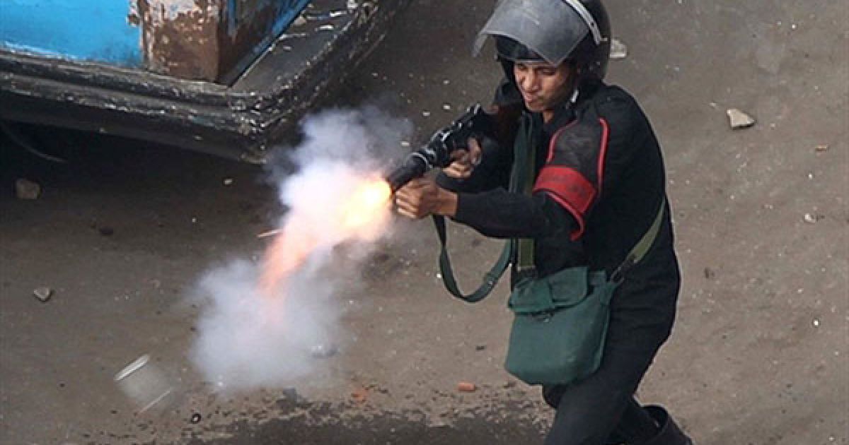 Єгипет, Каїр. Єгипетський поліцейський стріляє сльозогінним газом у демонстрантів під час акції протесту в Каїрі. Демонстранти вимагають повалення президента Хосні Мубарака. / © AFP