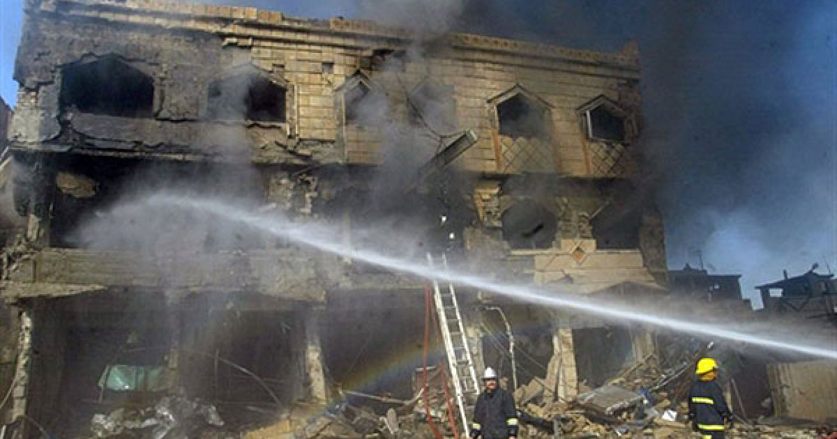 Ірак, Кіркуку. Пожежні гасять пожежу в будівлі, яка спалахнула після вибуху автомобіля у північному місті Кіркук. Три автомобілі вибухнули майже одночасно, в результаті вибуху загинули щонайменше вісім осіб. / © AFP