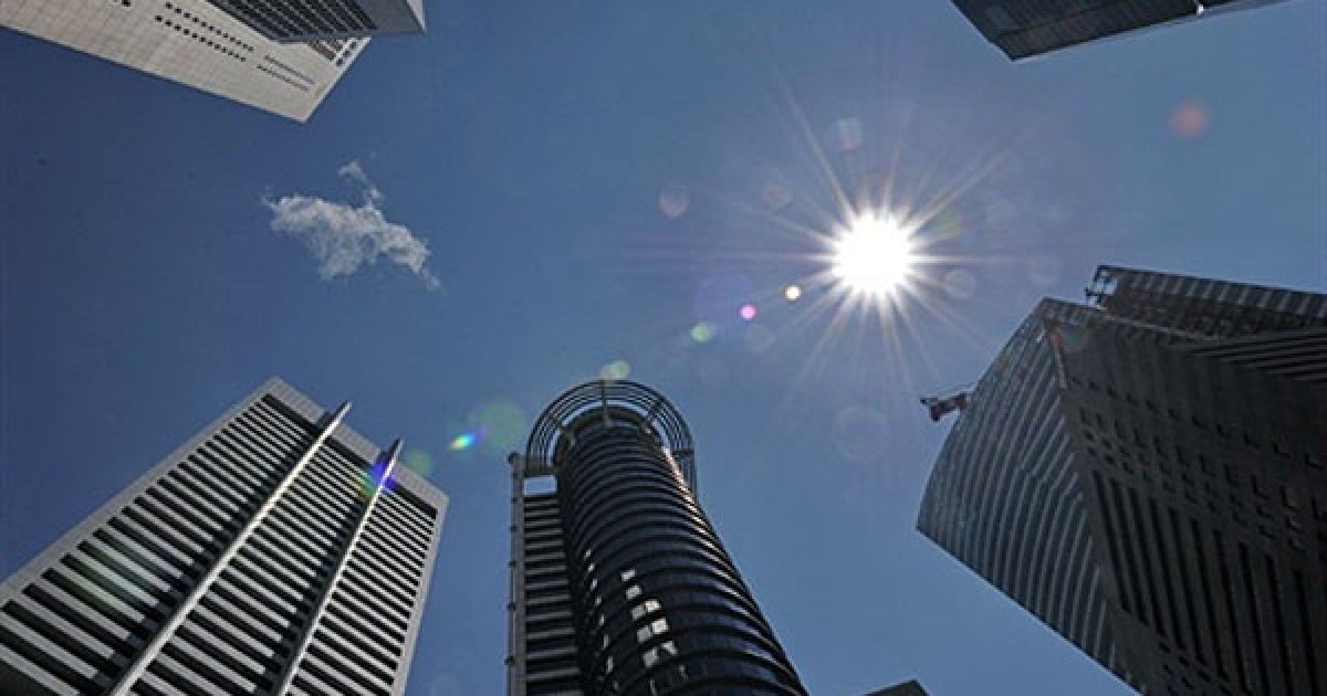 Сінгапур. Сонце встає над фінансовим районом Raffles у Сінгапурі. / © AFP