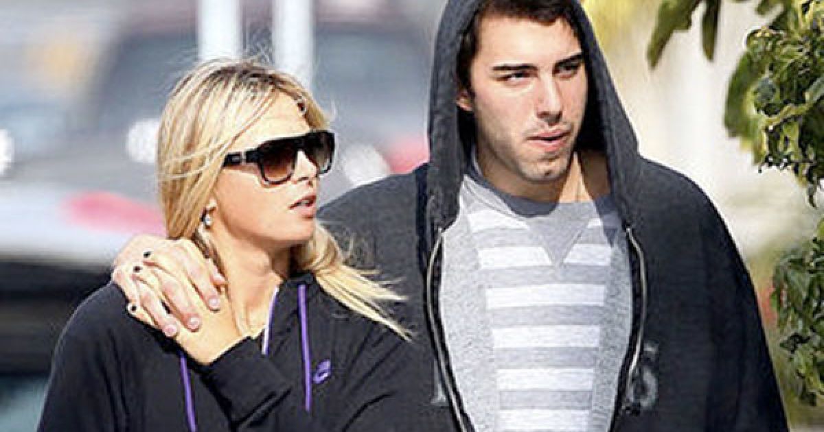 Марія Шарапова на прогулянці зі своїм бойфрендом.