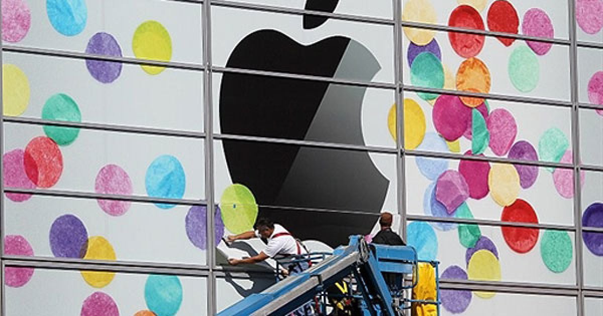США, Сан-Франциско, штат Каліфорнія . Робочі встановлюють логотип "Apple" на стіні Центру мистецтв Yerba Buena у Сан-Франциско. Компанія "Apple" готує спеціальний захід до запуску IPad 2, який відбудеться 2 березня. / © AFP