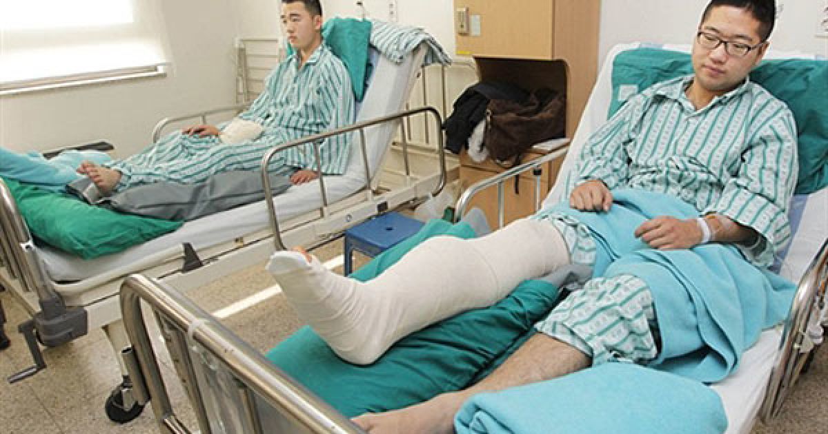 В результаті артилерійського обстрілу острова Енпхендо загинули четверо громадян Республіки Корея, в тому числі двоє військових, 18 осіб отримали поранення / © AFP