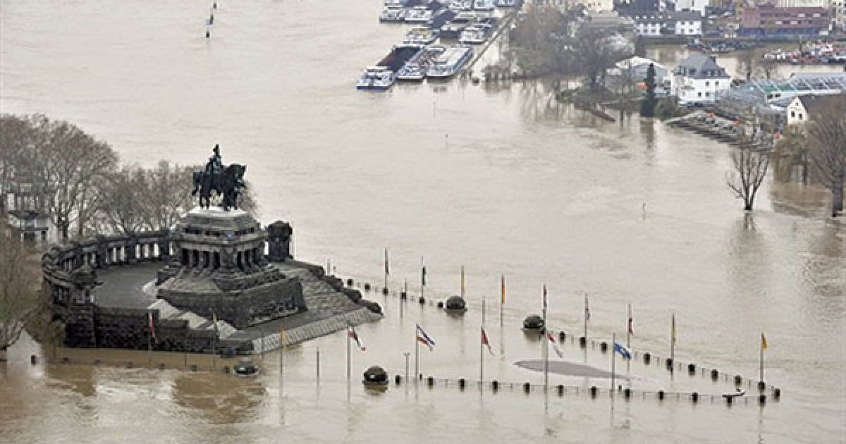 Рівень води в Кобленці досяг позначки в 8,3 метра, влада готується до припливу води. / © AFP