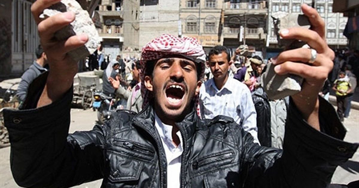 Ємен, Сана. Єменський антиурядовий демонстрант вигукує гасла, які закликають до повалення президента країни Алі Абдалли Салеха, під час зіткнень з прихильниками влади у центрі Сани. Щонайменше 12 людей отримали поранення, а поліція робила попереджувальні постріли під час запеклих зіткнень між демонстрантами.