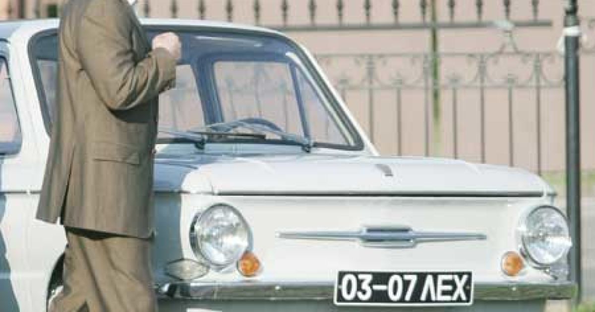 В експозиції музею представлено близько 50 особистих речей російського прем'єра, 3-хвилинна голограма Путіна, аудіозапис роботи двигуна його "Запорожця", льотний шолом, чорнильні ручки, краватка, в якій Путін виступав у 2006 році тощо. / © AFP