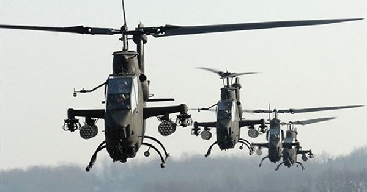 Республіка Корея. Південнокорейські гелікоптери "AH-1S Cobra" злітають під час військових навчань у Йонпхьон. Сполучені Штати і Південна Корея обережно відповіли на заяву Північної Кореї, мовляв, Пхеньян повинен судити по діях, а не по словах / © AFP