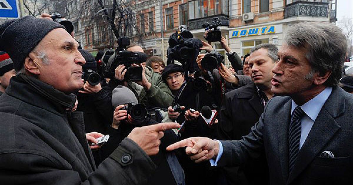 Після того як колишній глава держави вийшов з машини, невідомий чоловік підбіг до нього і почав вигукувати на його адресу образи / © PHL.com.ua