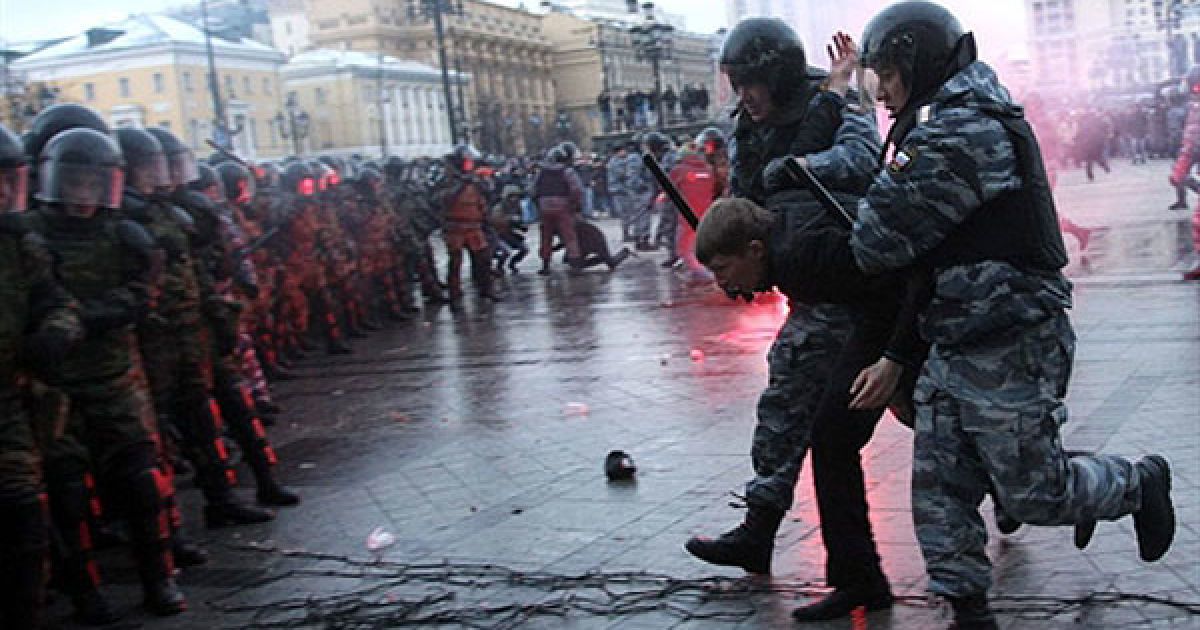В центрі Москви, на Манежній площі, кілька тисяч футбольних фанатів влаштували масову бійку зі співробітниками міліції. / © AFP