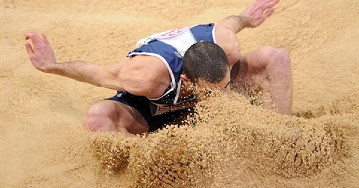Франція, Париж. Спортсмен з Кіпру Захарія Арнос виступає під час змагань зі стрибків на Чемпіонаті Євпрои з легкої атлетики у приміщеннях. / © AFP