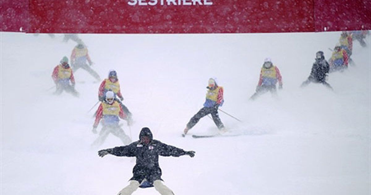 Італія, Сестрієре. Організатори змагань зчищають сніг на горі у Сестрієре. Тренування напередодні проведення Кубку світу зі швидкісного спуску серед жінок був відмінені через погані погодні умови. / © AFP