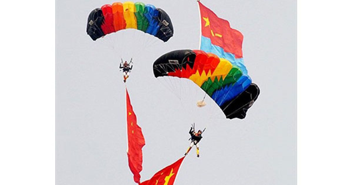 Виступ парашутистів-акробатів на авіасалоні "Airshow China 2010" / © AFP