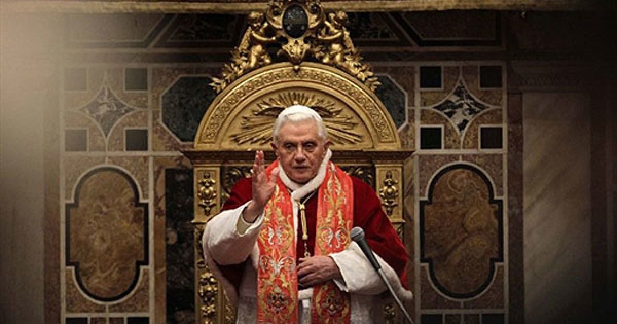 Ватикан. Папа Римський Бенедикт XVI виголошує промову під час традиційного обміну привітаннями з Різдвом у залі Regia. Понтифік закликав церкву зайнятись вивченням себе і віднайти в чому полягали помилки, щоб "криза педофілів" ніколи не відбулась знову. / © AFP