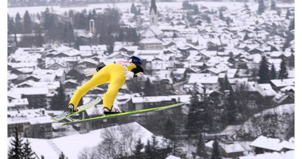 Німеччина, Оберстдорф. Австрійський стрибун з трампліна Томас Моргенштерн виступає під час тренування на Турнірі чотирьох трамплінів (Vierschanzentournee) у Оберстдорфі. / © AFP