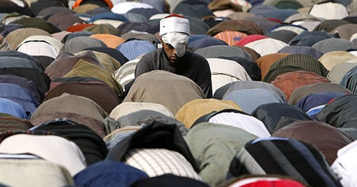 Єгипет, Каїр. Поранений єгипетський антиурядовий демонстрант бере участь у п'ятничній молитві на площі Тахрір у Каїрі.